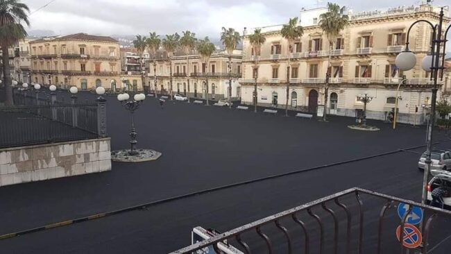 Etna, emergenza cenere a Giarre: scuole chiuse, imposti limiti di velocità e divieti. Ecco l’ordinanza