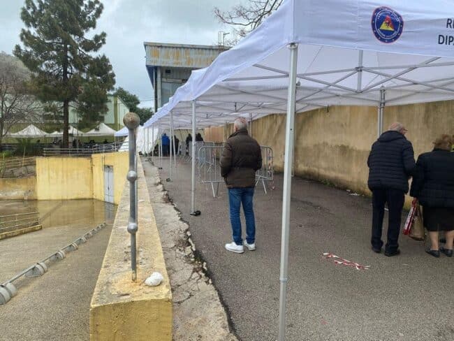 Vaccino Covid Sicilia, assembramenti negli hub. Parla Razza: “Inutile presentarsi ore prima”