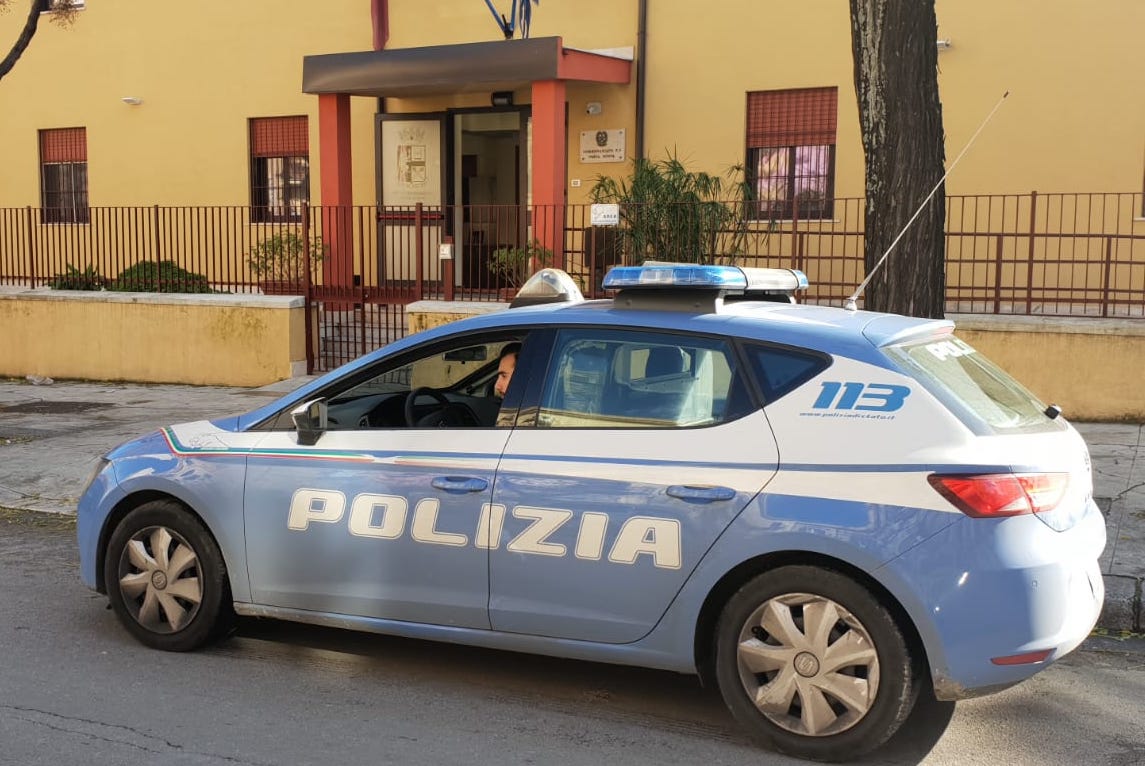 Palermo, aggredisce e rapina due studentesse nell’androne di casa: arrestato