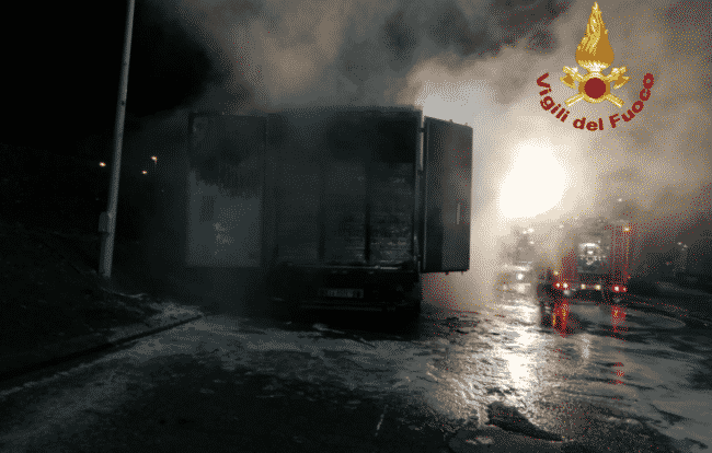 Incendio sull’autostrada A20, rimorchio pieno di casse di birra in fiamme in area di servizio: vigili del fuoco in azione