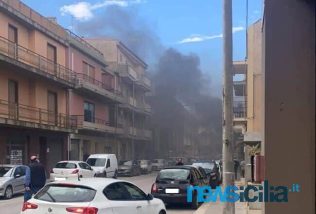 Fiamme in via Vittorio Veneto, autocarrozzeria prende improvvisamente fuoco: evacuata una scuola vicina