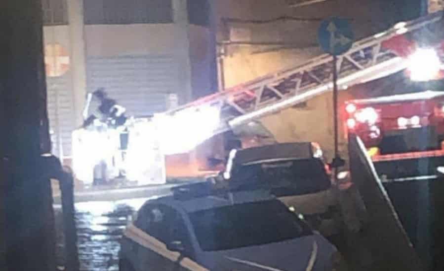 Tetto in fiamme crolla in via Mazzini, edificio evacuato: poliziotti salvano due anziani chiusi in camera