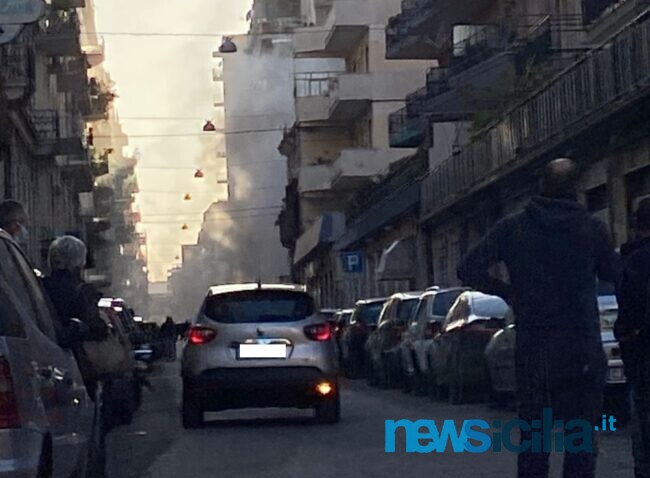 Fiamme e fumo nero in via Canfora, brucia auto in mezzo alla strada: vigili del fuoco sul posto