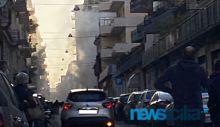 Catania, incendio in via Canfora: donne anziane tra le fiamme, vigili del fuoco intossicati dal fumo