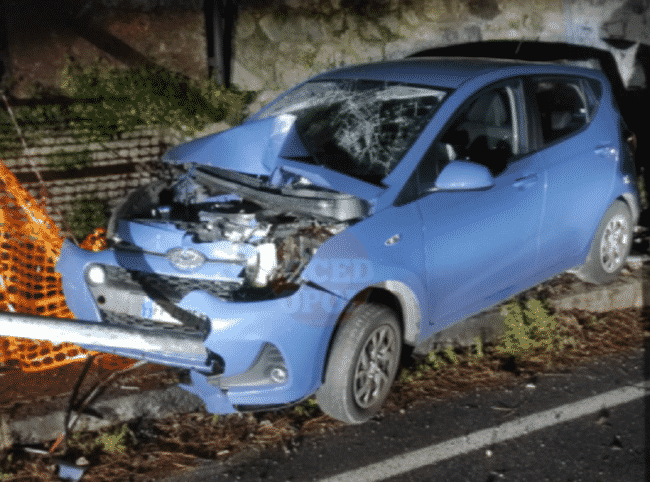 Incidente nella notte, auto impatta contro un palo: ferito ventenne, scatta multa per violazione del coprifuoco