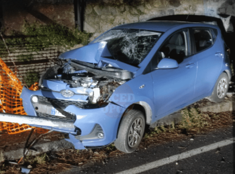 Incidente nella notte, auto impatta contro un palo: ferito ventenne, scatta multa per violazione del coprifuoco