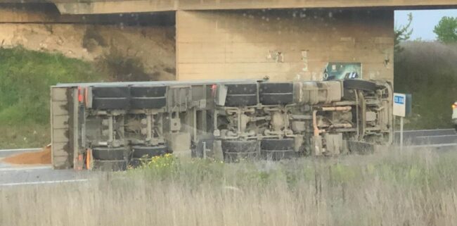Incidente sulla Catania-Ragusa, camion con sabbia si ribalta: traffico deviato – FOTO