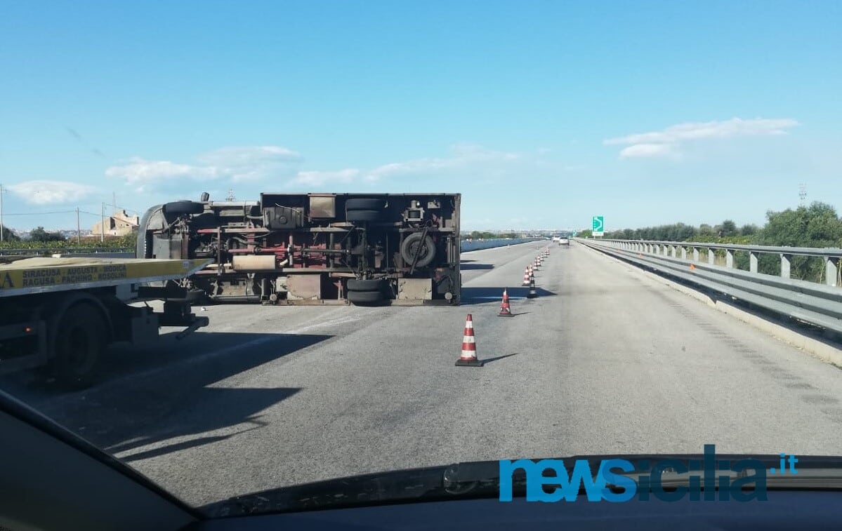 Incidente stradale lungo la Siracusa-Catania, camion si ribalta su un fianco: traffico a singhiozzo – FOTO