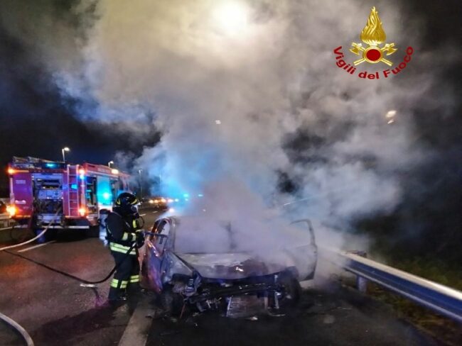 Catania, incidente e incendio su Viale Mediterraneo: scontro auto-moto, un ferito in ospedale – FOTO e VIDEO