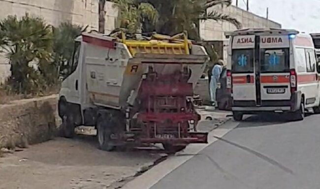 Incidente nel primo pomeriggio, coinvolti un’auto e un camioncino dei rifiuti: due ambulanze sul posto
