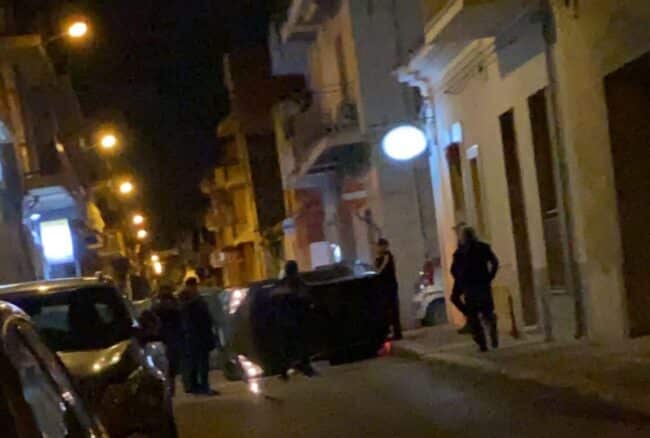 Incidente stradale in pieno centro, scontro tra due auto: Smart si ribalta, 2 feriti