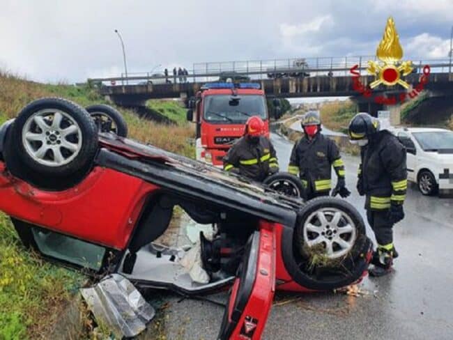 Maltempo in Sicilia, auto si ribalta lungo l’asse aviario. Strada resa scivolosa dalla pioggia: ambulanza sul posto