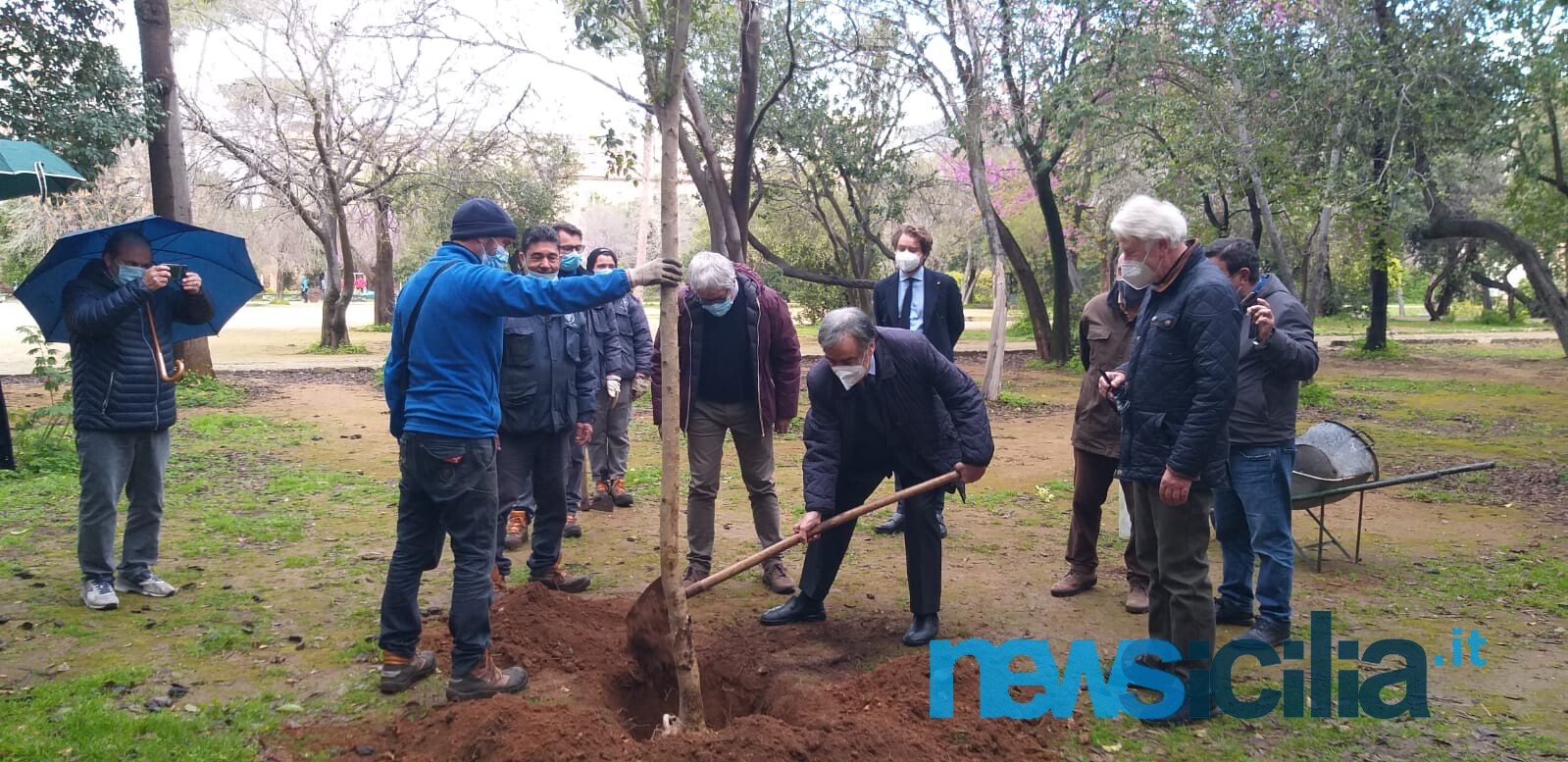 Palermo, commemorazione delle vittime da Covid-19: sindaco Orlando pianta albero del ricordo a Villa Trabia
