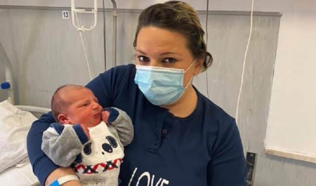Scopre di essere incinta mentre si sta curando contro il cancro, nato il piccolo Giuseppe: “La vita ha prevalso su tutto”