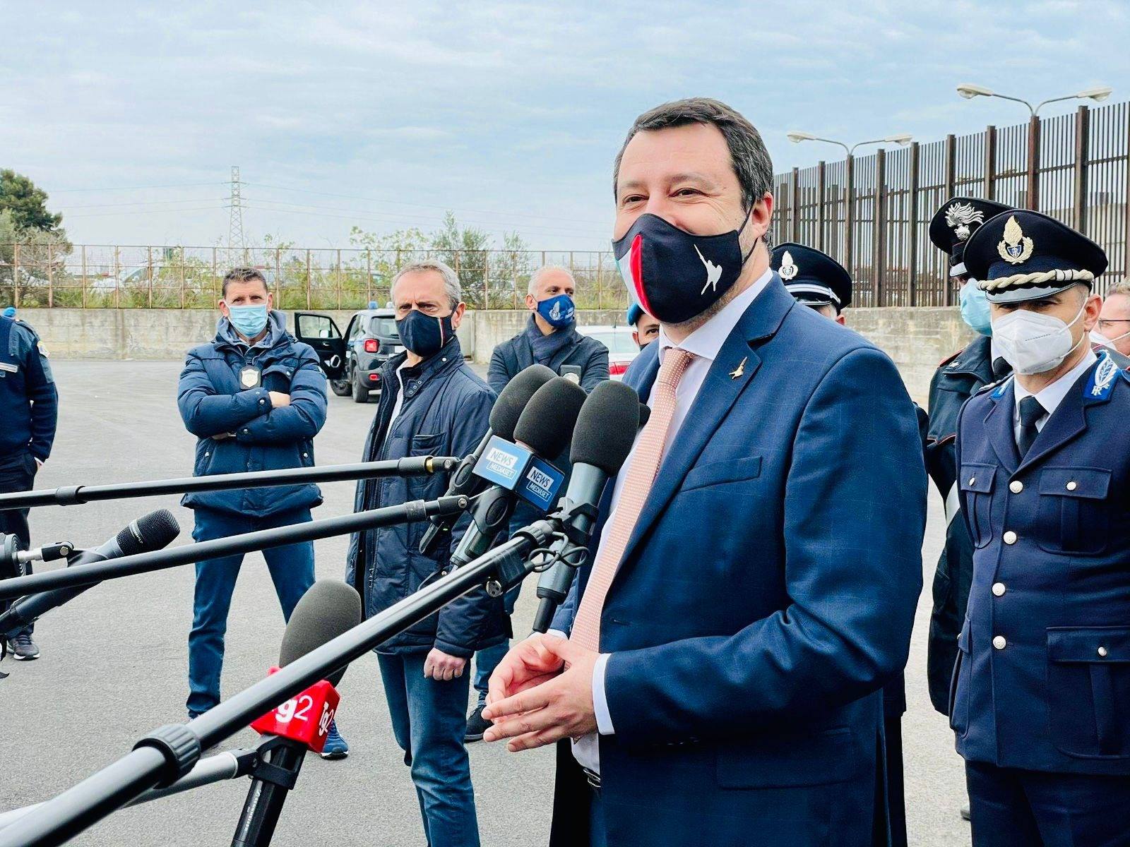 Vicenda Open Arms, accolti a testimoniare Conte e Richard Gere: protesta contro Salvini fuori dall’aula