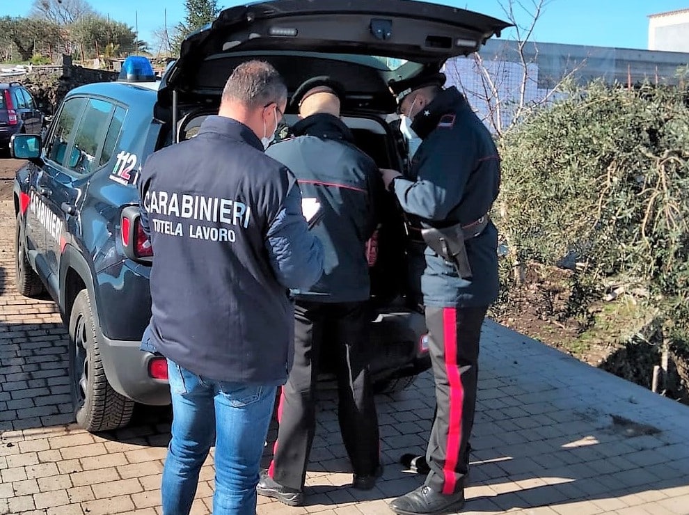 Controlli dei carabinieri nel Catanese, impiegati in nero e senza permesso di soggiorno: denunciata una donna