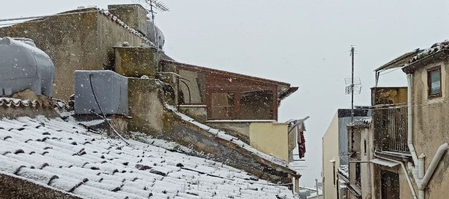 Sicilia, neve nei maggiori Comuni delle Alte Madonie. Scuole chiuse a Gangi e Geraci Siculo