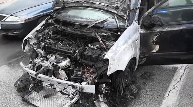 Paura vicino al porto di Palermo, Fiat Panda “divorata” dalle fiamme