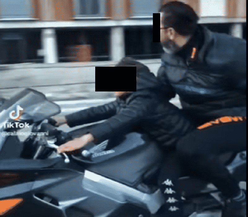 Video choc in Sicilia, padre e figlio in moto ma è il piccolo a guidare: entrambi senza casco, il genitore passeggero fuma sigaretta