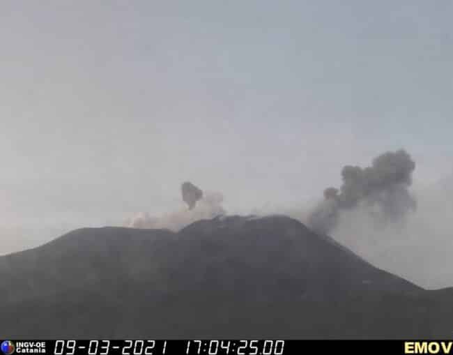 L’Etna ribolle, pronto l’ennesimo parossismo. L’Ingv: “Attività stromboliana ripresa, aumenta il tremore”
