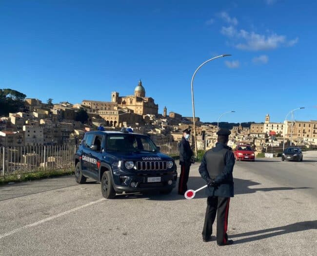 Enna, dalla rissa alle minacce ai passanti: arrestati 4 percettori del Reddito di Cittadinanza, sussidio sospeso