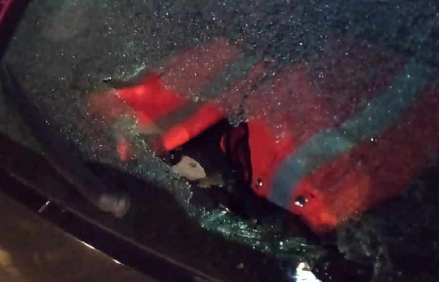 Sassaiola contro carabinieri e vigili del fuoco, stavano spegnendo una vampa di San Giuseppe: danneggiata auto di servizio