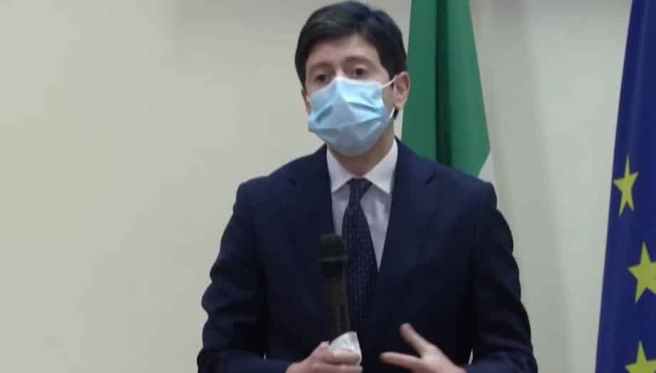 Covid Italia, il ministro Speranza: “Ancora mascherine al chiuso, probabile terza dose di vaccino per varianti”