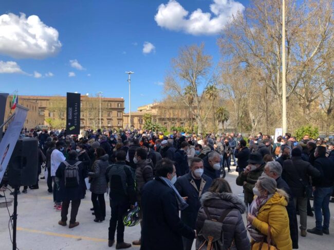 La protesta di Confcommercio davanti a Palazzo dei Normanni: “Speriamo che il segnale arrivi ai nostri rappresentanti”