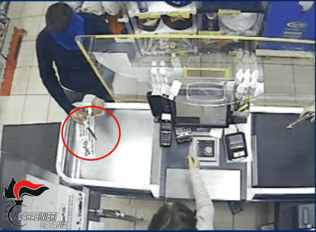 Violenta rapina nel Catanese, due minorenni come veri “criminali”: minacce ai carabinieri – IL VIDEO
