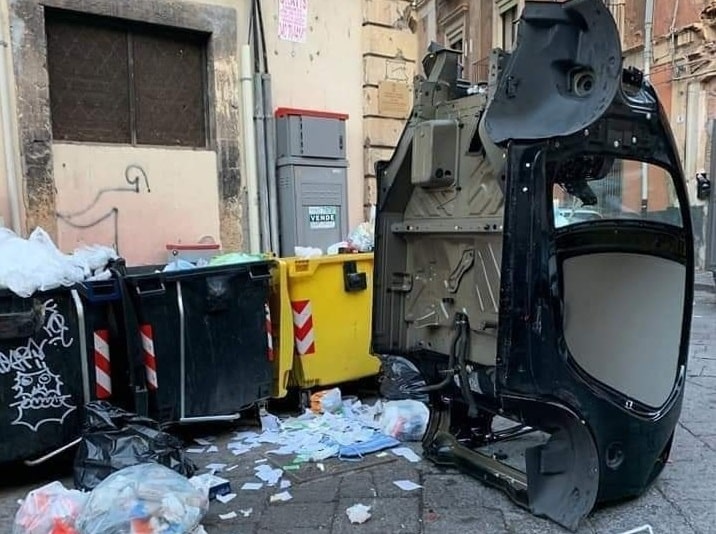 Catania, “Transformers in via Garibaldi?”: i rifiuti e l’oggetto “strano” in strada che scatena l’ironia sui social