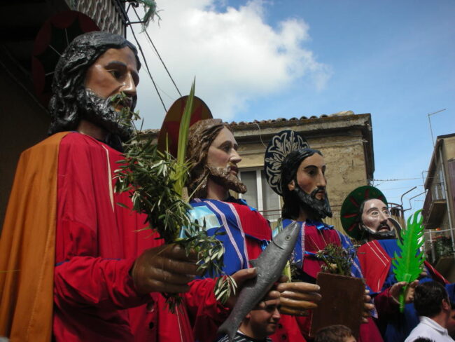 I Santoni di Aidone, la storia dei “giganti” siciliani che annunciano la Resurrezione