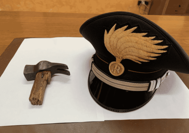 Catanese ubriaco va in escandescenza e tenta di colpire carabinieri con un martello