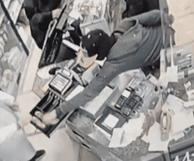 Armato e con volto coperto rapina farmacia di Brancaccio: scattano le manette per un 39enne – VIDEO