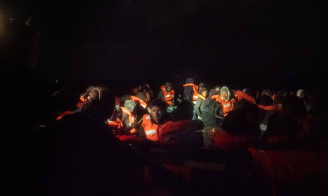 Scafista si lancia in mare a 30 miglia da Lampedusa: accolti 80 migranti sull’isola