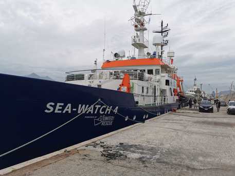 Migranti, maxi arrivo in Sicilia: 455 persone pronte a sbarcare dalla Sea Watch 4 a Trapani