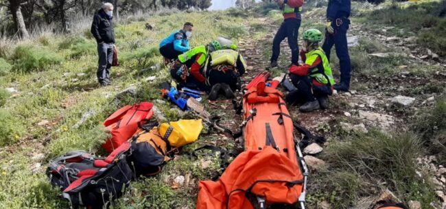 Esce in bici con gli amici, ma il sentiero è troppo ripido: donna cade e si frattura una gamba, intervenuto elicottero del Sass