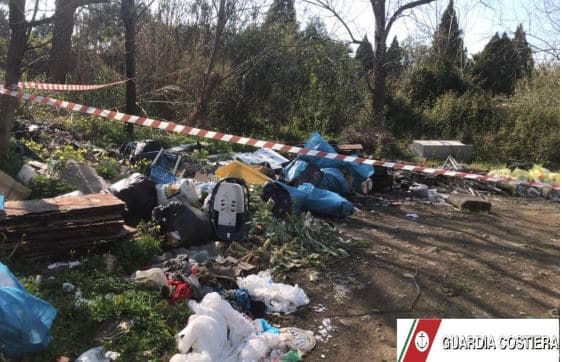 Discarica abusiva con rifiuti pericolosi in fiamme nel Catanese: sequestro, denuncia contro ignoti