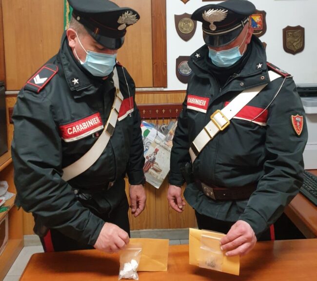 Cocaina nascosta in auto sotto il tappetino: arrestato un 35enne e denunciata una coppia