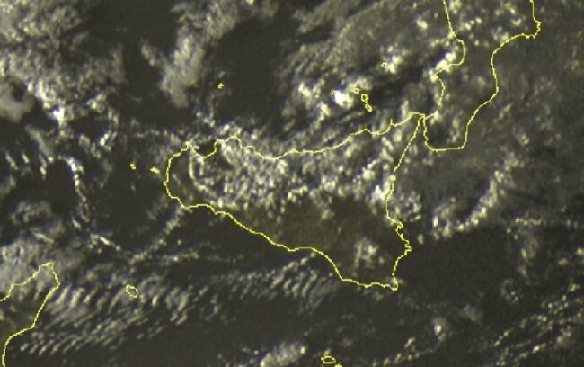Torna la pioggia nella Sicilia orientale, grandine e acquazzoni in corso su Catania e provincia – LA SITUAZIONE