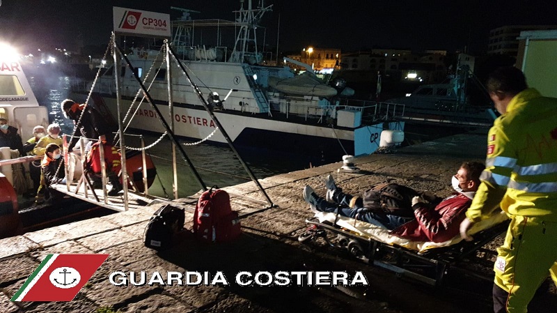 Capitaneria di Porto di Catania, la Guardia Costiera salva un marinaio colto da malore: trasportato al Garibaldi