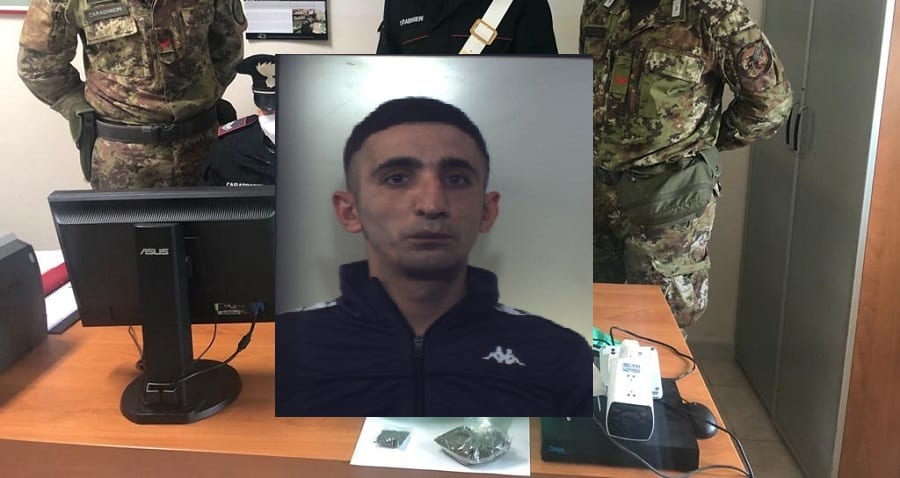 Arrestato pusher già ai domiciliari, in un armadio 20mila euro di marijuana: trovate telecamere per intercettare la Polizia