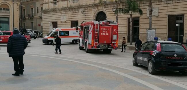 Momenti di panico nel Ragusano, uomo minaccia il suicidio e tenta di darsi fuoco