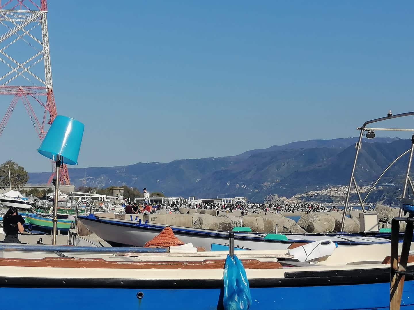“Tutti al mare” nella prima domenica di sole primaverile: assembramenti, parcheggi selvaggi e infrazioni