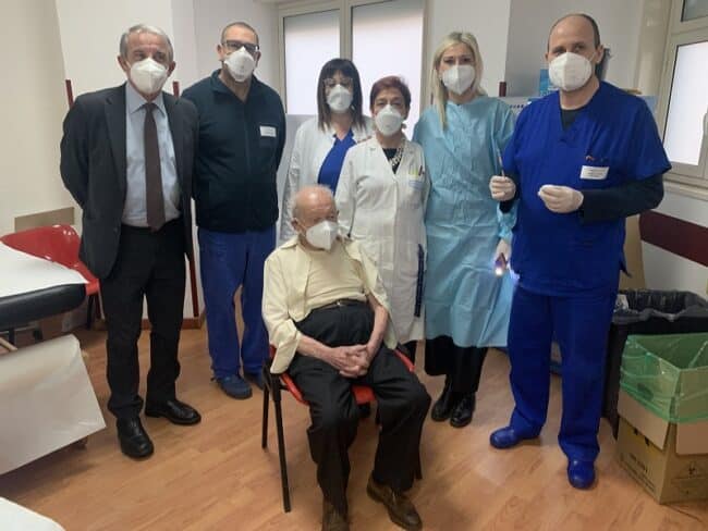 Vaccino Covid, ultracentenario completa la profilassi a Catania: “Esempio di senso civico”