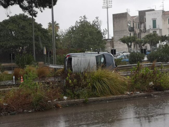 Rocambolesco incidente in viale Regione Siciliana, auto si ribalta e finisce contro guardrail