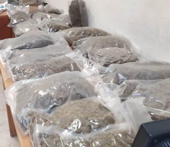 Catania, segnalazione sulla linea d’emergenza: agenti trovano oltre 20 chili di marijuana in via Santissima Trinità