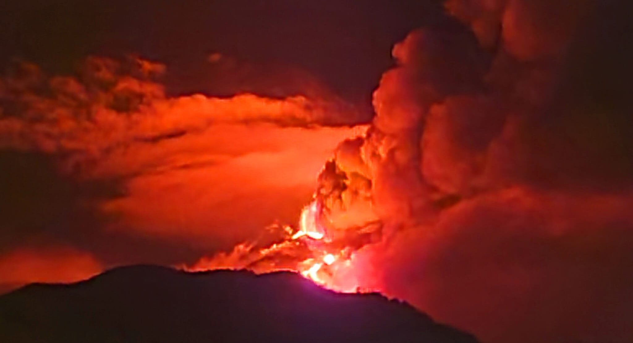 Etna, ancora una eruzione: il fuoco illumina la notte; FOTO e VIDEO boati e colata di lava