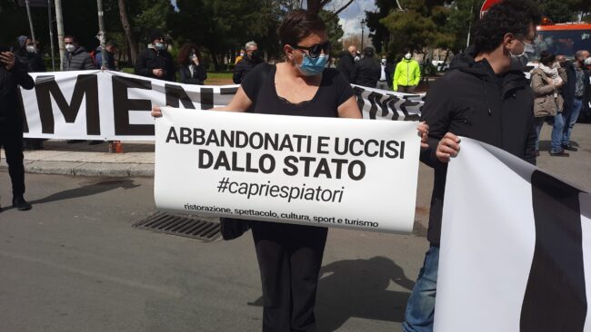 Palermo, aiuti economici e certezze sulle riaperture: ristoratori scendono in piazza – FOTO e VIDEO