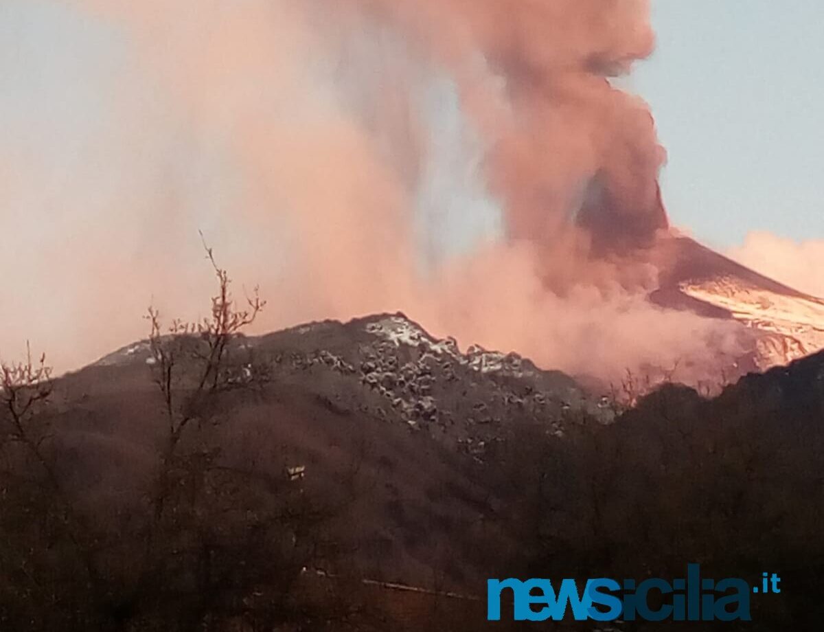 Etna in eruzione, ricaduta di cenere su Catania: boati e tremori, il punto degli esperti Ingv