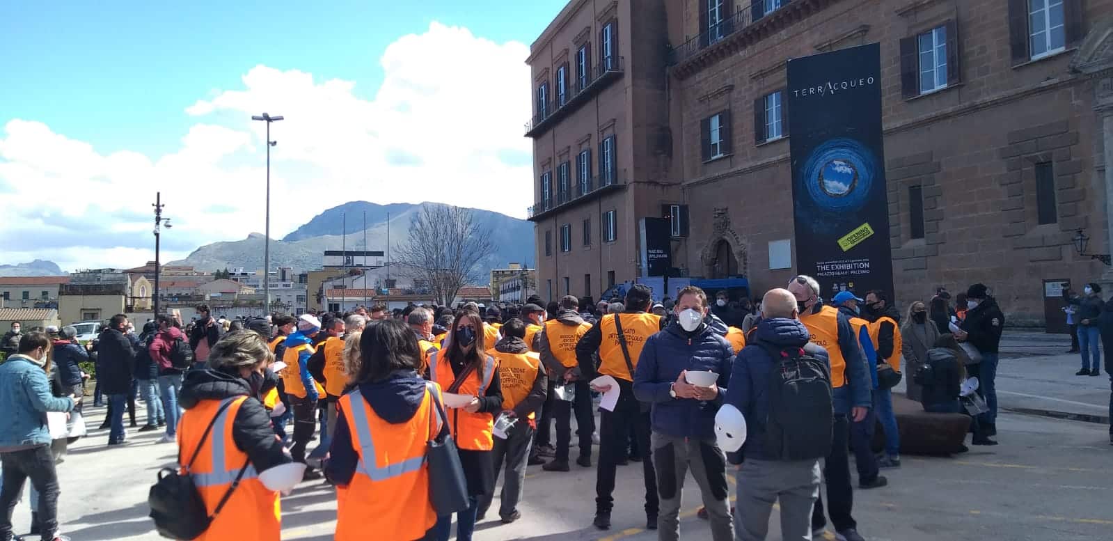 Palermo, gli “smascherati” protestano sotto l’Ars: commercianti e lavoratori chiedono risposte